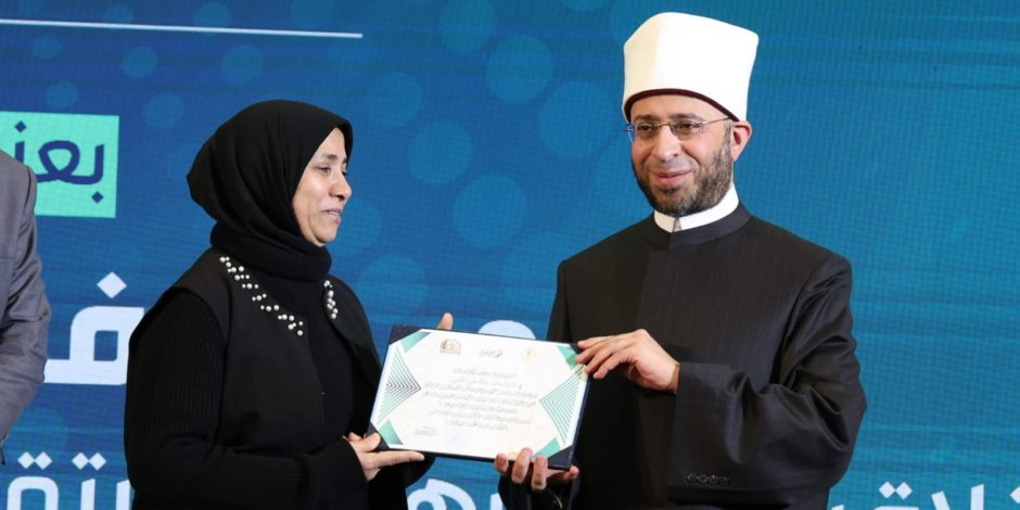 وزير الأوقاف يكرم الزميلة منال القاضي على هامش المؤتمر الدولي للمجلس الأعلى للشئون الإسلامية