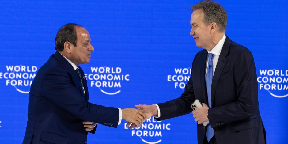 أعلى تصنيف ائتماني في 7 سنوات.. رئيس المنتدى الاقتصادي العالمي يشيد برؤية الرئيس السيسي وسط منطقة مضطربة ويعلن عن اجتماع خريف 2026