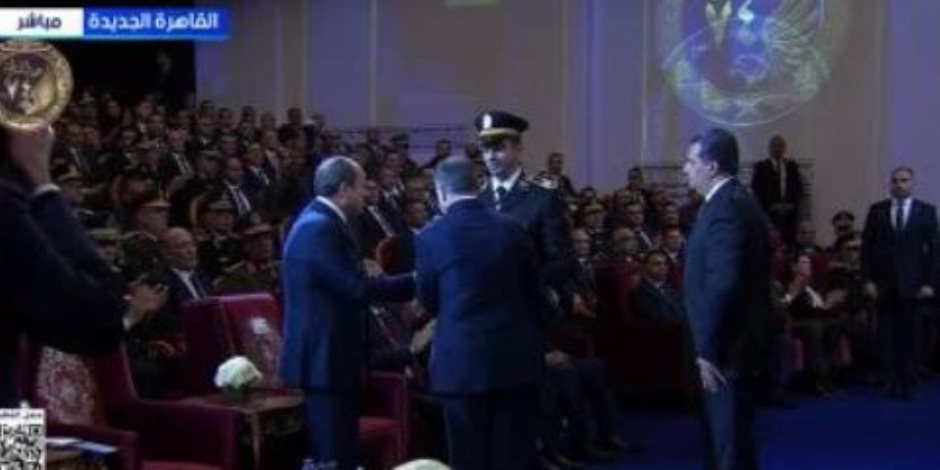 وزير الداخلية يقدم هدية تذكارية للرئيس السيسي خلال احتفالية عيد الشرطة