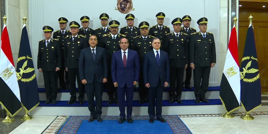 الرئيس السيسي يلتقط صورة تذكارية مع المجلس الأعلى للشرطة بحضور مدبولي ووزير الداخلية