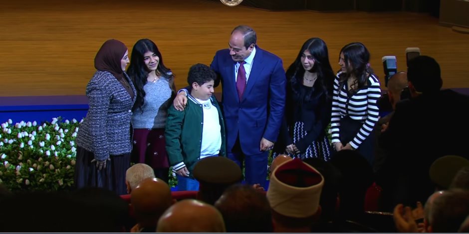 خلال الاحتفال بالذكرى الـ74 لعيد الشرطة.. الرئيس السيسي يلتقط صورة مع أسرة الشهيد العقيد رامي هلال