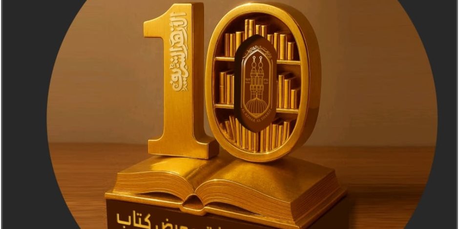 ركن الخط العربي بجناح الأزهر يبرز جماليات الحرف ويجذب زوار معرض الكتاب