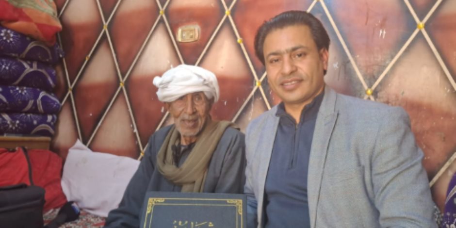 في التسعين يتحدى الأمية… فرحان إدريس يكتب اسمه على شهادة الأمل