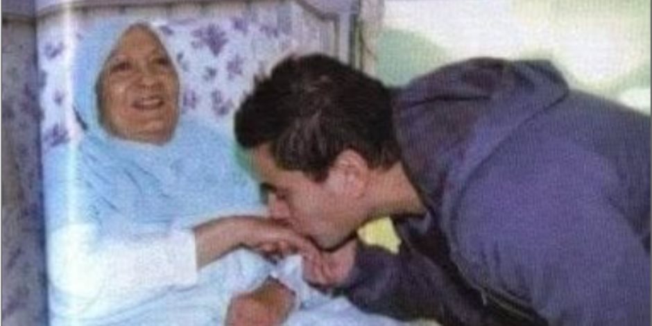 صورة نادرة للهضبة عمرو دياب في منزل العندليب عبد الحليم حافظ