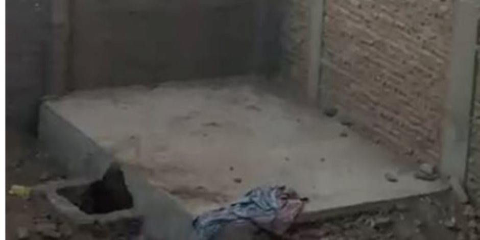 ضبط عامل قام بنقل رفات والده ووالدته داخل مدفن بناه داخل منزله بقنا