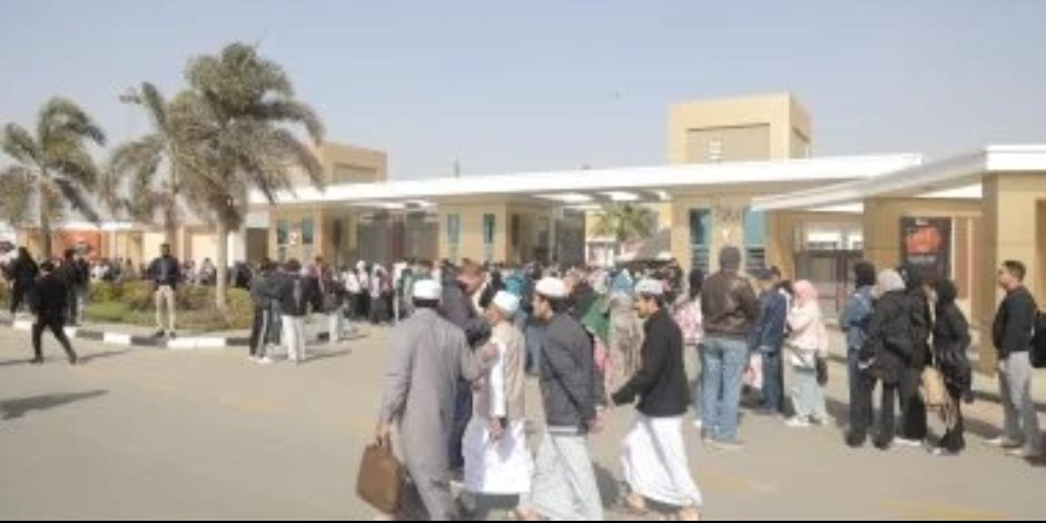 توافد زوار معرض القاهرة الدولى للكتاب فى يومه الخامس 