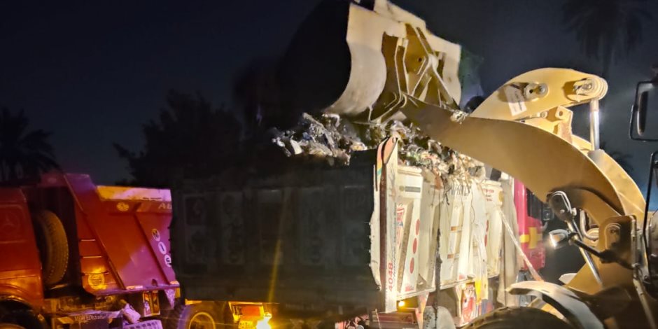 محافظة الجيزة ترفع 500 طن مخلفات من شارع الشباب بحي الهرم