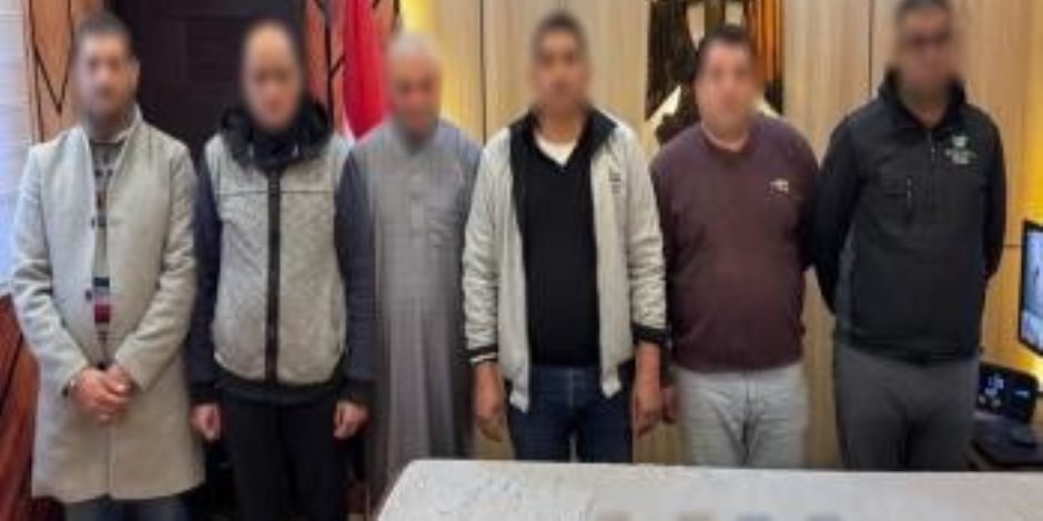 ضبط تشكيل عصابي للنصب على بائعي الهواتف المحمولة بعملات مقلدة بالقاهرة