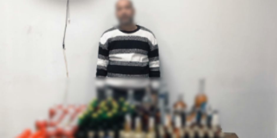 ضبط أحد الأشخاص لقيامه ببيع مشروبات كحولية مغشوشة بالدقهلية