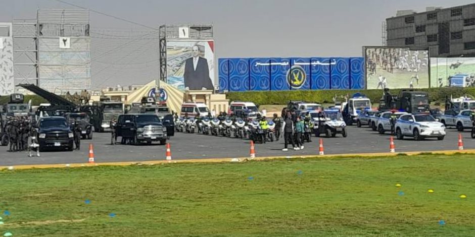 مركبات حديثة لاستخراج الوثائق خلال دقائق تزين أرض العروض في احتفال الداخلية بعيدها.. صور