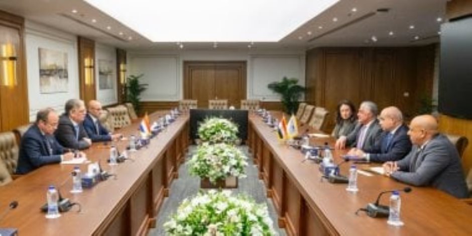 رئيس اقتصادية قناة السويس يبحث مع سفير هولندا فرص التعاون في الطاقة المتجددة