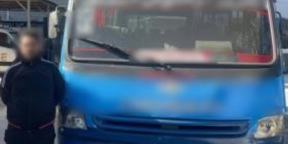 ضبط قائد سيارة نقل جماعي للتحرش بسيدة وسرقتها بالقاهرة