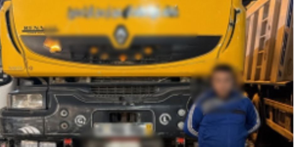 اتخاذ الإجراءات القانونية حيال قائد سيارة نقل ألقى "مخالفات البناء" بأحد المحاور بالقاهرة