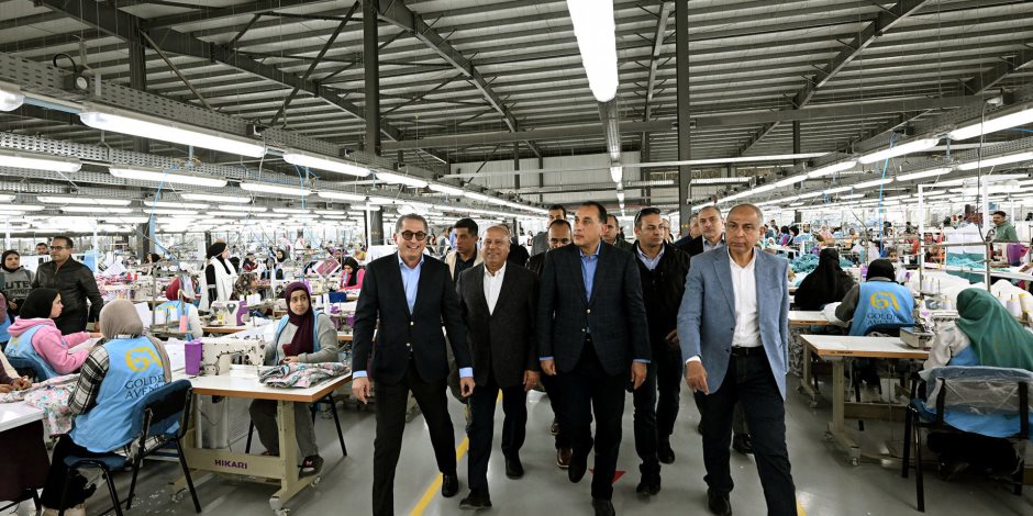 رئيس الوزراء يتفقد مصنع "الجيزة للملابس الجاهزة"