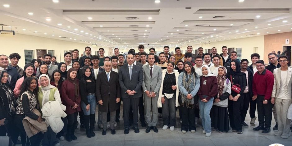 المستشار محمود فوزي في حوار مفتوح مع شباب الجامعات واتحادات طلاب المدارس خلال ندوة تنسيقية شباب الأحزاب والسياسيين بمعرض الكتاب