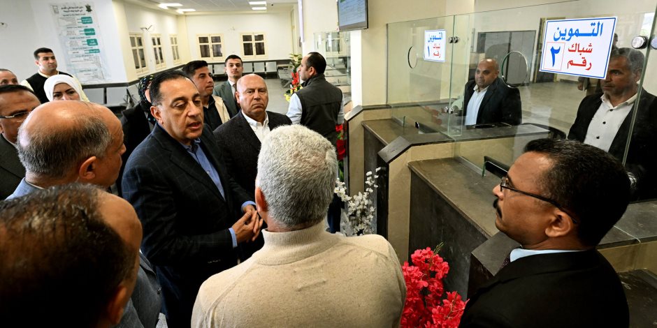 رئيس الوزراء يتفقد سير العمل والخدمات المقدمة للمواطنين بالمركز التكنولوجي لـ"تونا الجبل"