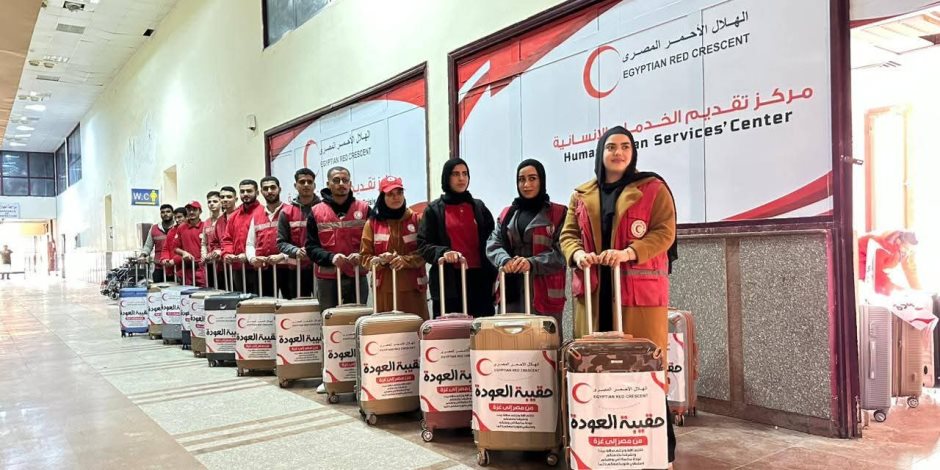 في أول أيام فتح معبر رفح .. الهلال الأحمر المصري يستقبل المرضى والجرحى الفلسطينيين ويقدم "حقيبة العودة" للمغادرين (صور) 