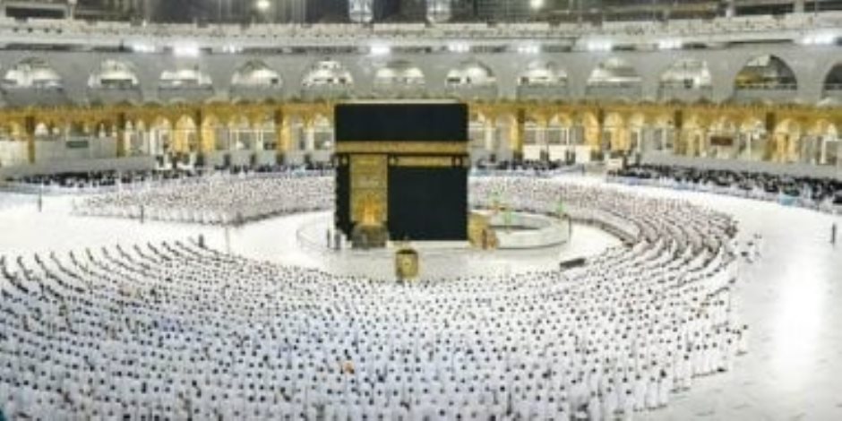 وسط منظومة خدمات متكاملة.. شاهد صحن المطاف يكتظ بالمعتمرين فى شعبان