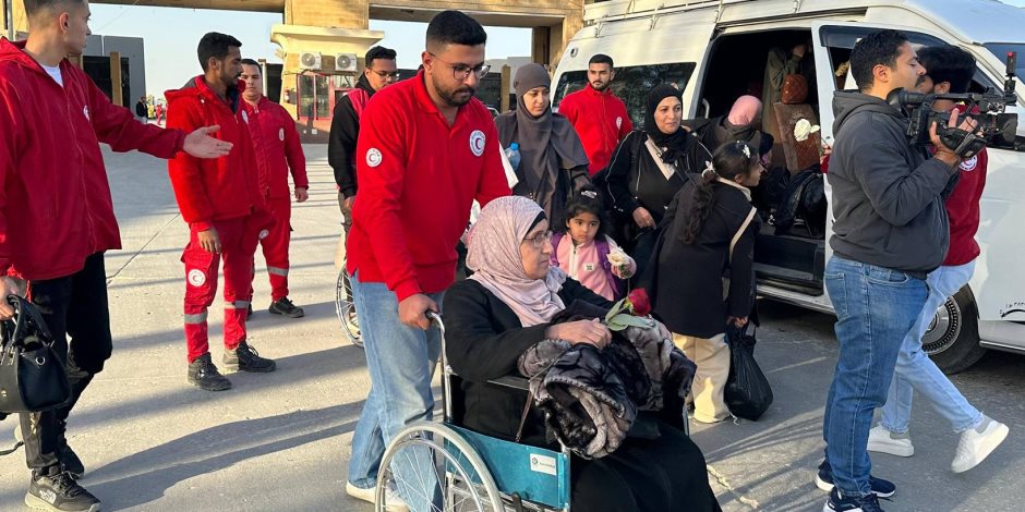  وزيرة التضامن الاجتماعي تتابع جهود الهلال الأحمر المصري الإنسانية بمعبر رفح 