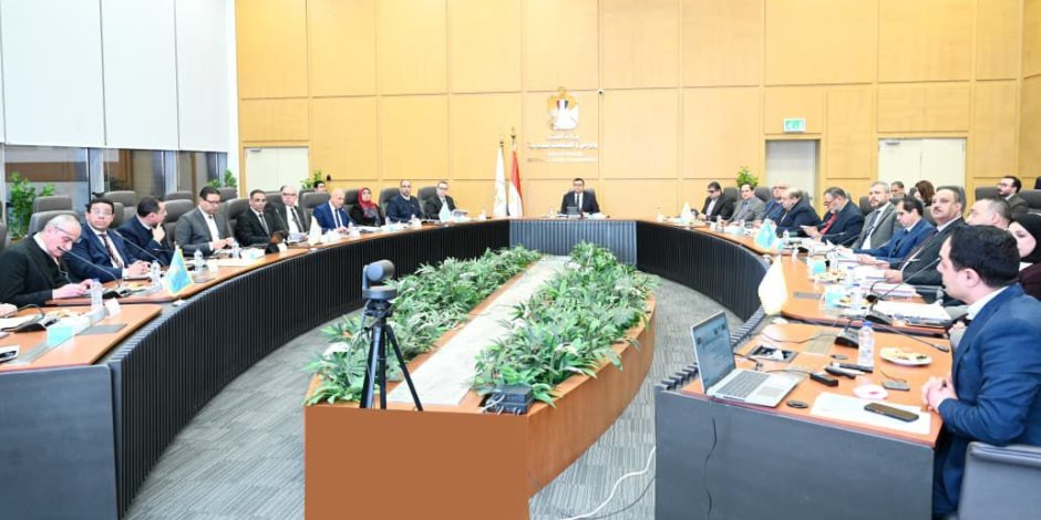 وزير الإسكان يستعرض إنجازات هيئة المجتمعات العمرانية الجديدة