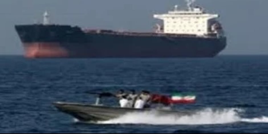 زوارق إيرانية تقترب من ناقلة نفط أمريكية قبالة مضيق هرمز