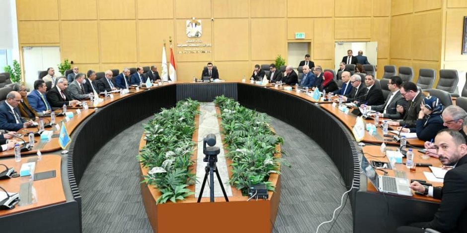 وزير الإسكان يعقد اجتماعًا موسعًا مع رؤساء ومسئولي الجهات التابعة للوزارة لمتابعة ملفات العمل