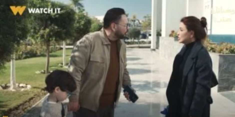 مسلسل اللون الأزرق الحلقة 1.. حمزة يتوه من والدته جومانة مراد في المطار