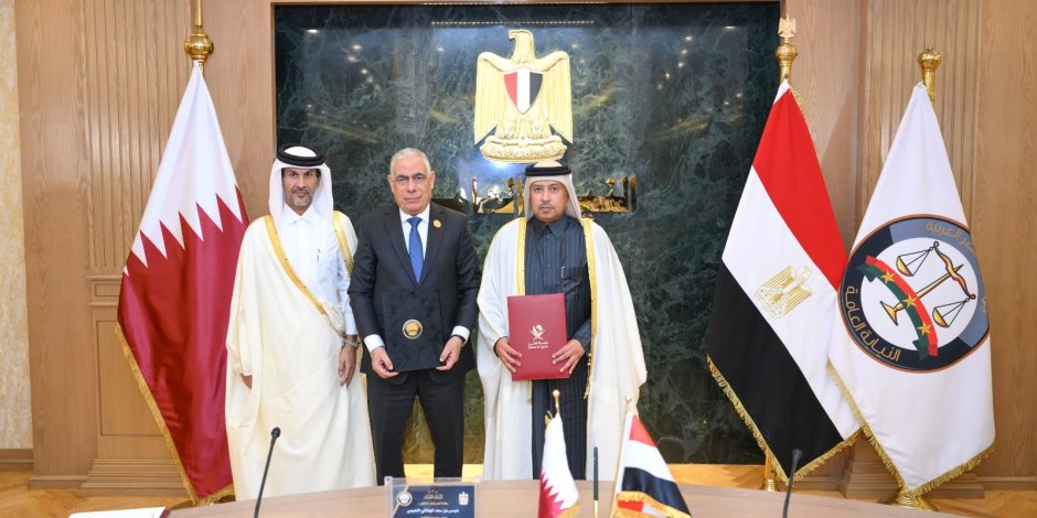 النائب العام يستقبل نظيره القطري ويشهدان توقيع مذكرة تعاون في مجال التدريب وبناء القدرات