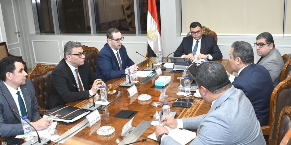 وزير الإسكان يعقد اجتماعًا لمتابعة ملفات عمل الهيئة العامة للتنمية السياحية