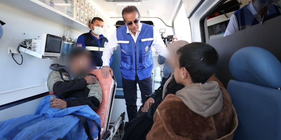 وزير الصحة يتفقد معبر رفح لاستقبال المرضى والمصابين الفلسطينيين القادمين من غزة