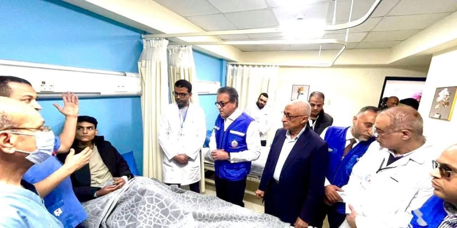 وزير الصحة يجتمع بقيادات الوزارة بالعريش ويوجه بصرف مكافأة للعاملين بمعبر رفح والمستشفى العام تفديرا لجهودهم 