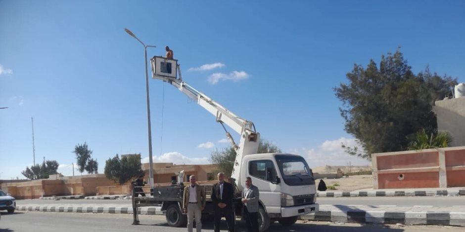 استعدادًا لشهر رمضان.. مجلس مدينة الحسنة ينفذ خطه لصيانة وانارة كشافات الكهرباء بكافة القرى (صور)