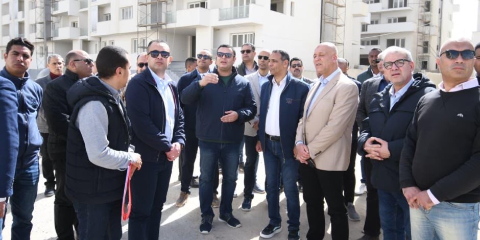 وزير الإسكان يتفقد الشاليهات والفيلات والعمارات السكنية بكومباند "مزارين" بمدينة العلمين الجديدة