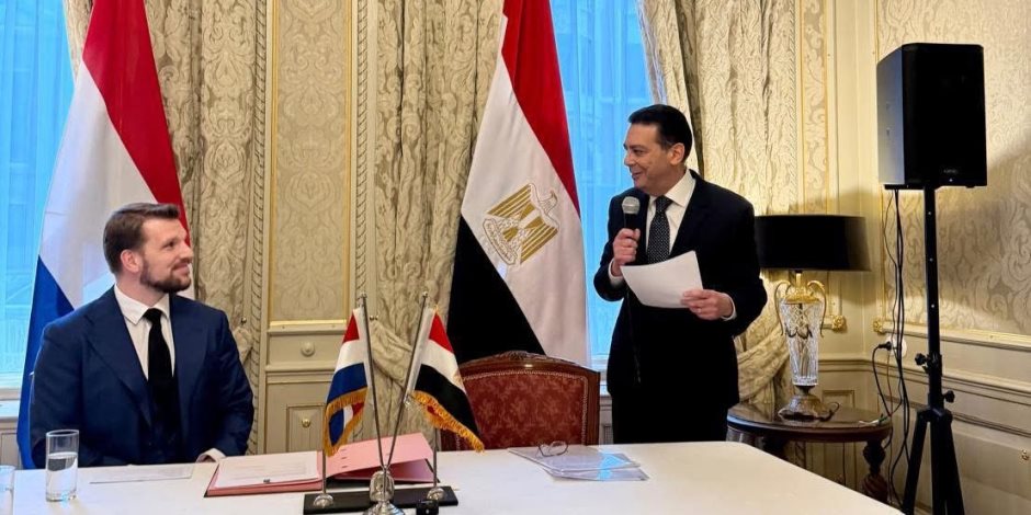 سفير مصر بهولندا يشارك في مراسم التسليم الرسمية لرأس حجري نادر منسوب إلى عصر الملك تحتمس الثالث