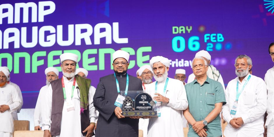 أمين (البحوث الإسلامية) يتسلّم درع تكريم شيخ الأزهر خلال فعاليَّات المؤتمر المئوي لجمعيَّة العلماء بعموم (كيرالا) بجمهوريَّة الهند