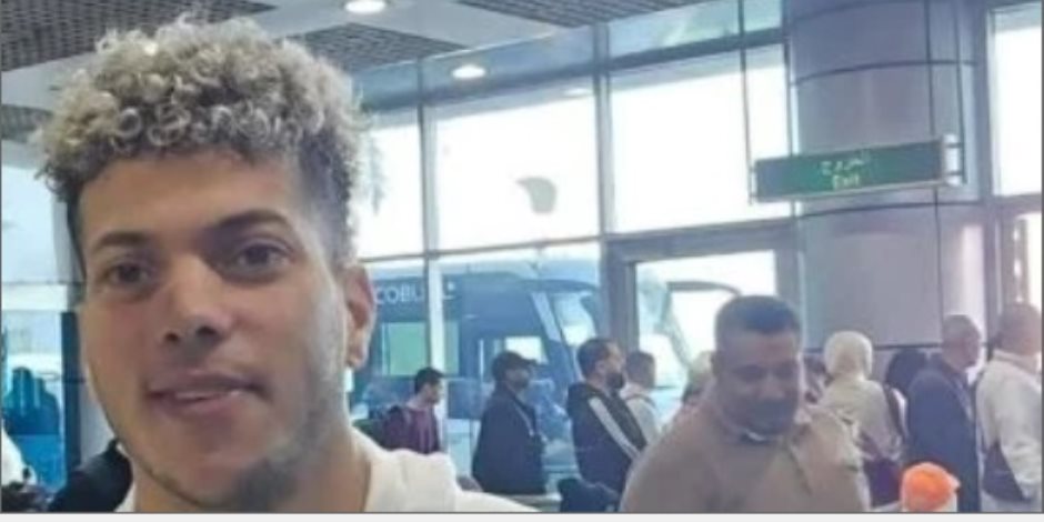 من مطار القاهرة .. شاهد إمام عاشور بملابس الإحرام قبل السفر لأداء مناسك العمرة