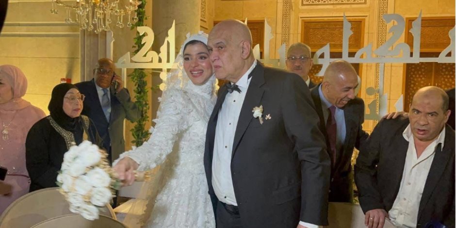 في لفتة إنسانية من وزارة الداخلية.. الصحفي محمد سعد خطاب يشارك ابنته فرحتها وسط إشادات حقوقية (صور)