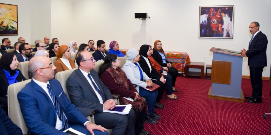 وزير الخارجية يتفقد سير العمل بقطاع التعاون الدولي ويؤكد على التكامل بين الملفات السياسية والاقتصادية 