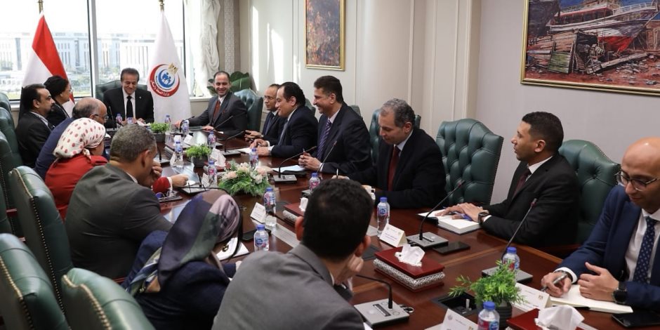 "عبدالغفار" يجتمع بقيادات «الصحة» في أول يوم عمل بعد تجديد الثقة: خطط لرفع كفاءة المستشفيات