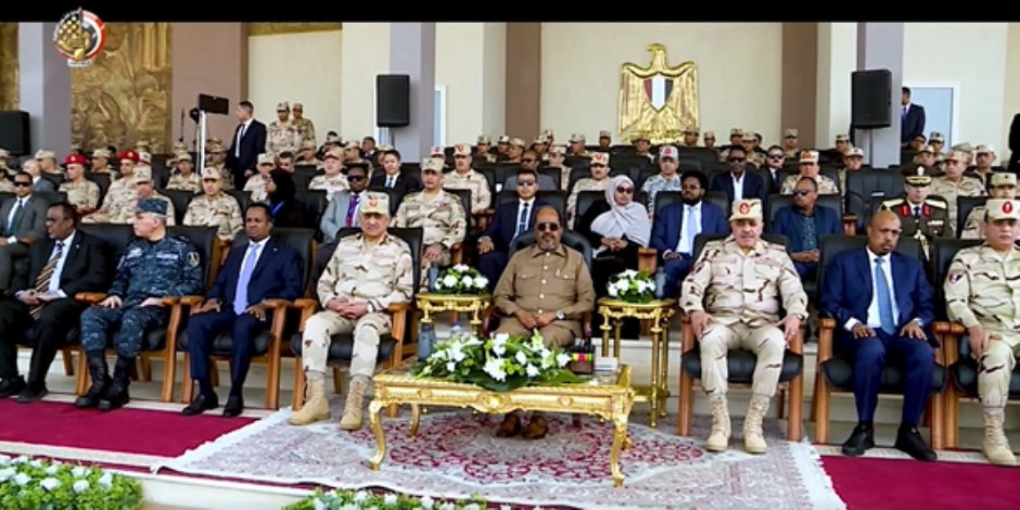 المتحدث العسكرى: رئيس الصومال والفريق أول عبد المجيد صقر القائد العام للقوات المسلحة وزير الدفاع والإنتاج الحربى يشهدان اصطفاف القوات المصرية المشاركة ضمن بعثة الاتحاد الأفريقى لدعم الأمن والاستقرار