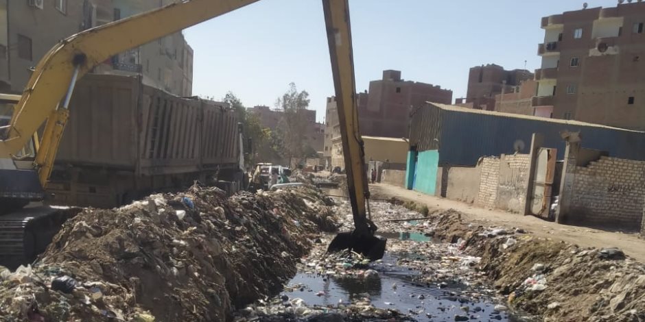 رفع 45 طن مخلفات بلدية وقمامة من مصرف أبو عوض بالهرم 