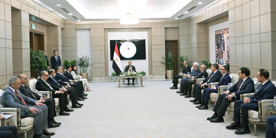 بحضور الوزراء الجُدد: رئيس الوزراء يُكرم الوزراء السابقين .. ويؤكد: نستكمل ما بناه السابقون .. وهدفنا جميعًا خدمة المواطن