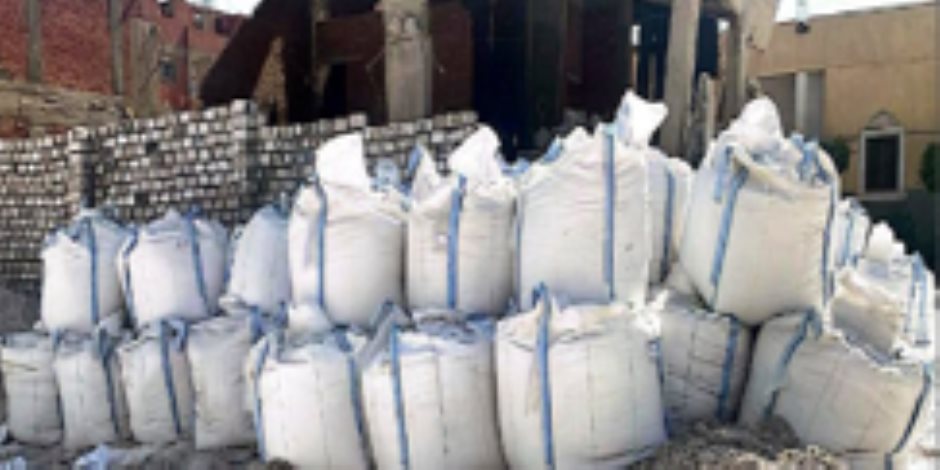 ضبط مصنع "بدون ترخيص" لإنتاج وتعبئة الأسمدة والمخصبات الزراعية المغشوشة ومجهولة المصدر بالقليوبية