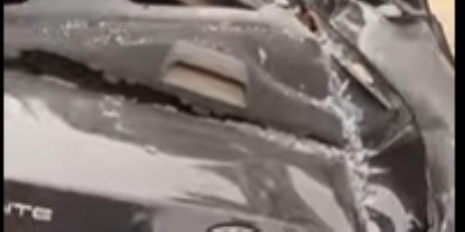 سقوط تندة حديد وتهشم 4 سيارات بسبب الأحوال الجوية بالعاشر من رمضان.. فيديو