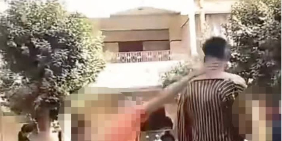 ضبط المتهمين بالتعدي على شاب وإجباره على ارتداء ملابس نسائية ببنها