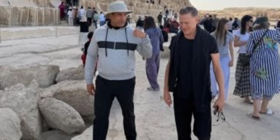 الفنان العالمى براين آدمز وأسرته يزورون منطقة أهرامات الجيزة