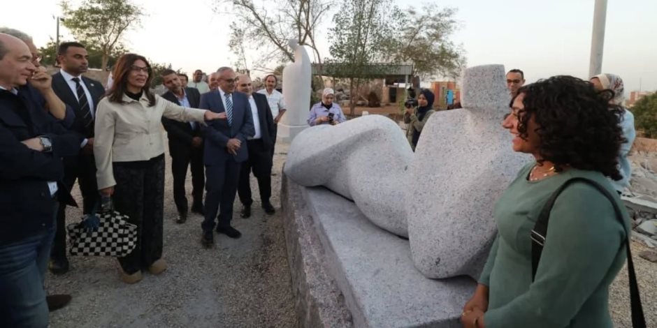 وزيرة الثقافة توجّه بتعزيز التعاون مع وزارتي الإسكان والتنمية المحلية لعرض نتاج السمبوزيوم بالميادين والمدن الجديدة