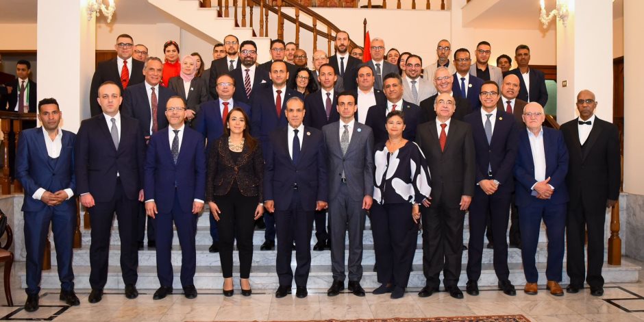 وزير الخارجية يلتقي أبناء الجالية المصرية في أديس أبابا