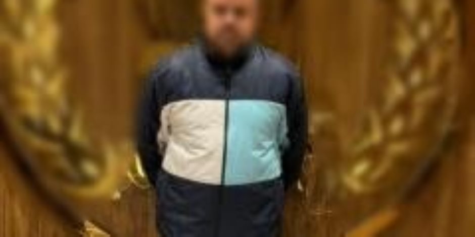 ضبط مدير صفحة إلكترونية للترويج لبيع أسلحة بيضاء ومحدثات صوت بالقاهرة