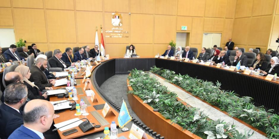 رئيس شركة المقاولون العرب يُقدم لوزير الإسكان تقريرا سنويا لمجلس إدارة الشركة